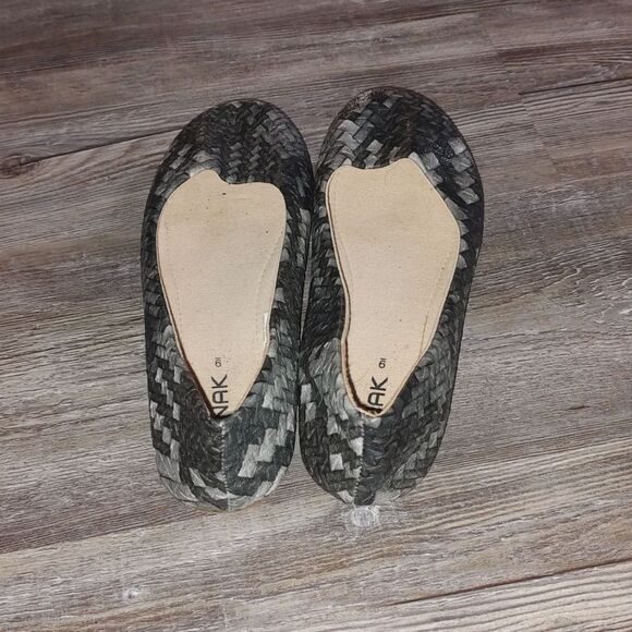 Cinak various shades of gray silver flats Sz 9 - Picture 4 of 7